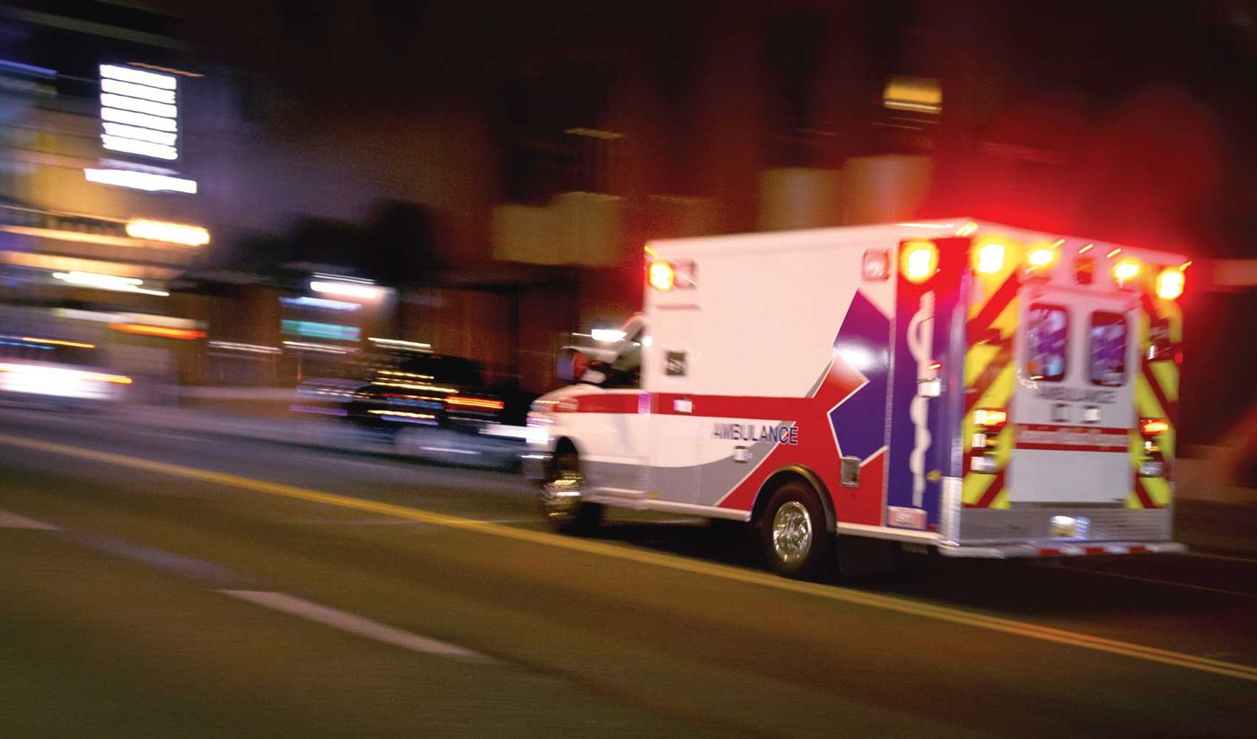 Ambulancia circulando por la ciudad de noche