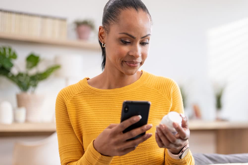 Usuaria de ConnectSalud gestionando su salud desde la app
