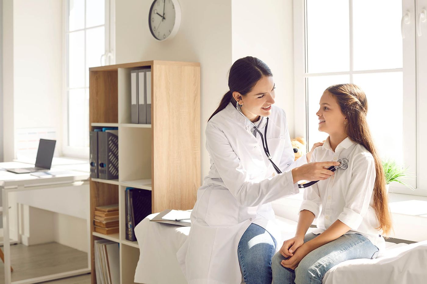 Consulta médica en un consultorio de la red