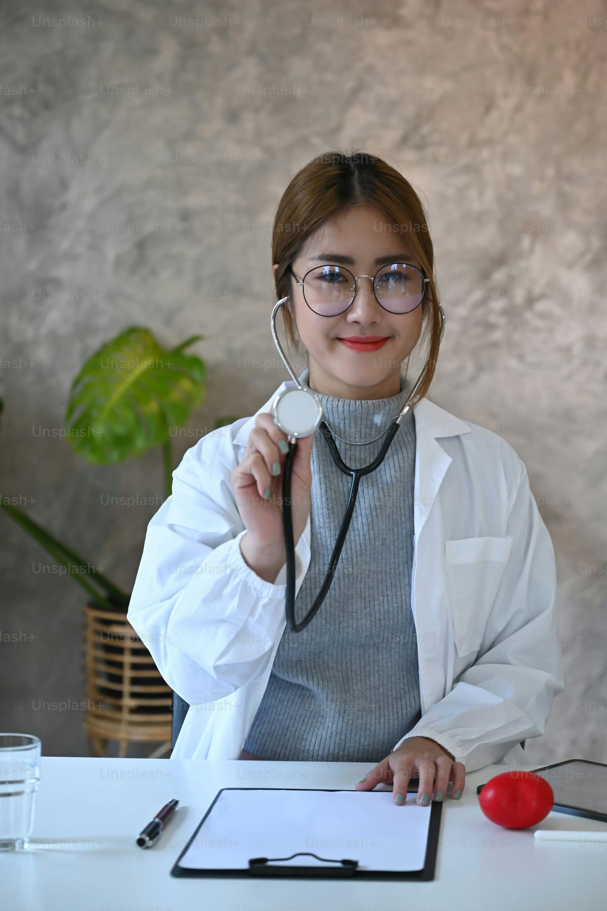 Médica con tableta para telemedicina